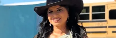 Paciente de la Dra. Sofía Rincón con vestido largo, dos meses después de su cirugía